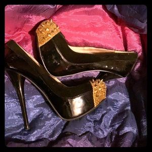 Black With Gold Spiked Tip Pumps